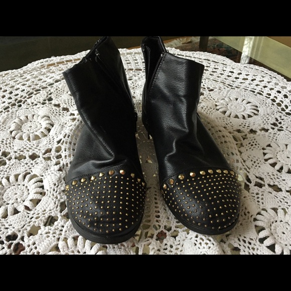 Black with gold stud decoration boots - Picture 1 of 4